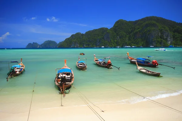 Longtail tekneye phi phi don Island, andaman Denizi. — Stok fotoğraf