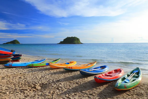 Bunte Boote am tropischen Strand. — Stockfoto