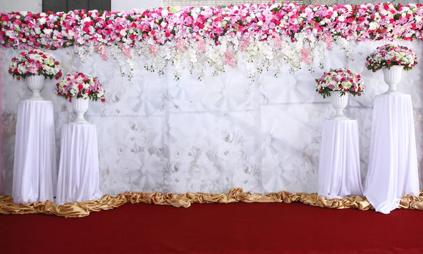 Pink and white backdrop flowers arrangement ready for wedding. — Stock Photo, Image