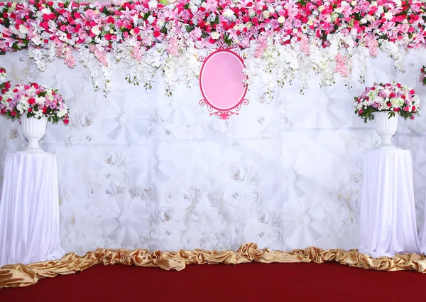 Pink and white backdrop flowers arrangement ready for wedding. — Stock Photo, Image