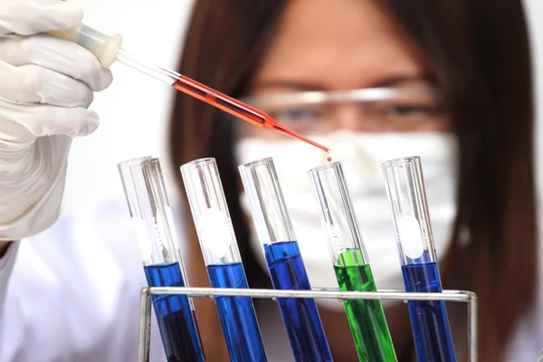 Cientista ou técnico detém amostra biológica líquida em mãos enluvadas — Fotografia de Stock