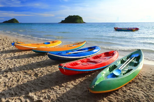 Bunte Boote am tropischen Strand von Thailand. — Stockfoto