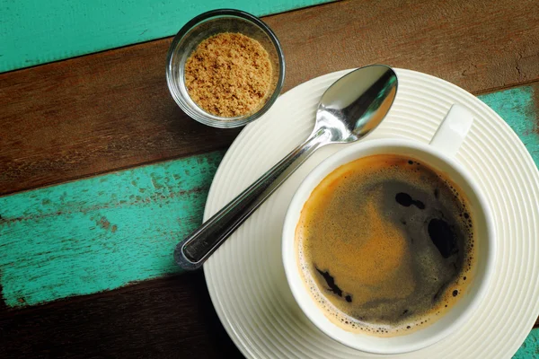 Вид сверху черного кофе в белой чашке с сахаром на старом дереве . — стоковое фото