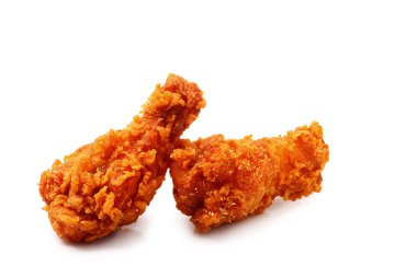 Beyaz üzerine sıcak ve baharatlı kızarmış tavuk.