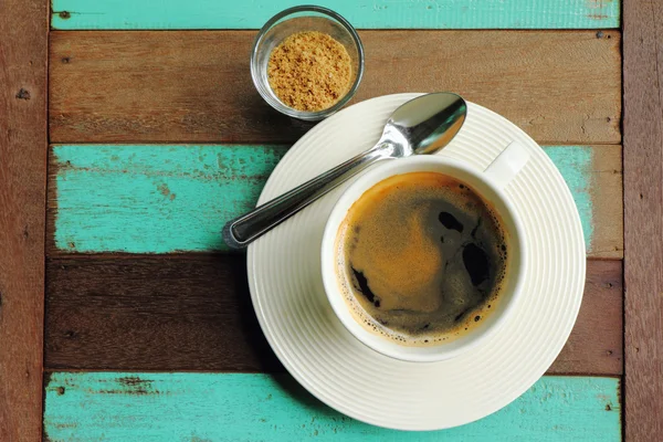 Vista superior de um café preto em copo branco com açúcar na madeira velha . — Fotografia de Stock