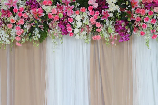 Arranjo de flores de pano de fundo para cerimônia de casamento . — Fotografia de Stock