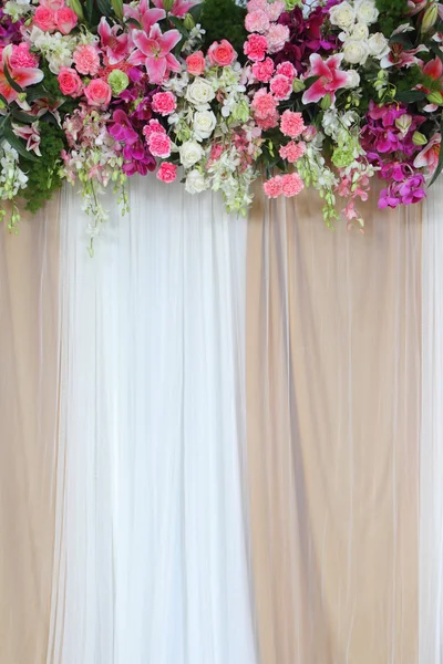 Achtergrond bloemen regeling voor ceremonie van het huwelijk. — Stockfoto