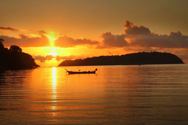 Traditionelle thailändische Boote bei Sonnenuntergang in Thailand. — Stockfoto