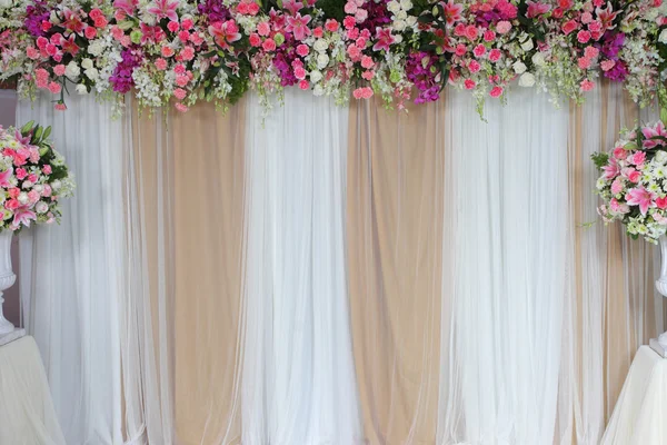 Sfondo disposizione dei fiori per la cerimonia di nozze . — Foto Stock