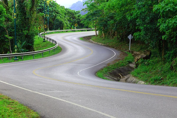 Kromme manier van asfaltweg — Stockfoto