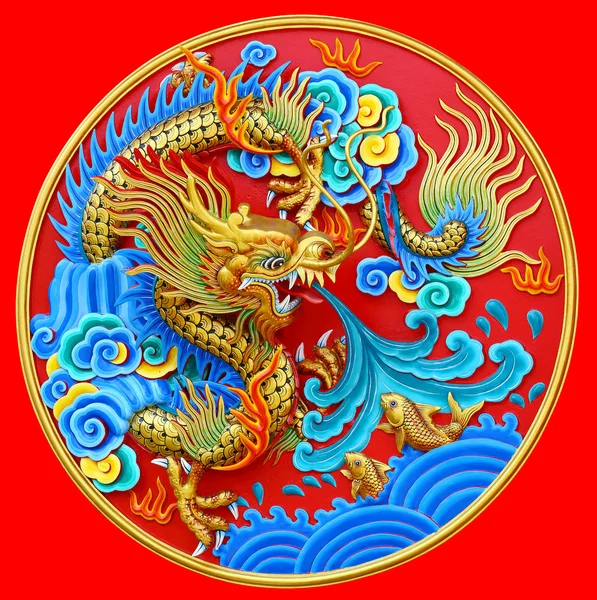 Estátua de dragão chinês no caminho de recorte de parede . — Fotografia de Stock