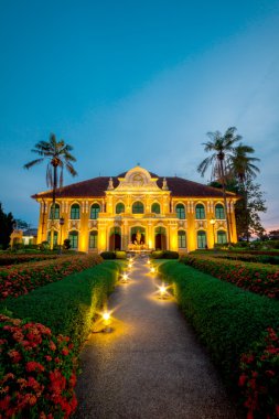 Phraya alacakaranlıkta Prachin bina eski bina Abhaibhubate