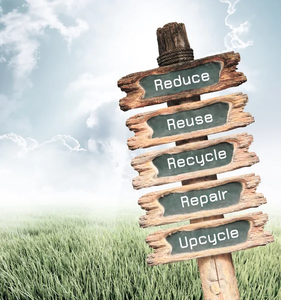 Ahşap işareti azaltın, yeniden kullanım, geri dönüşüm, onarım ve Upcycle kelime ile
