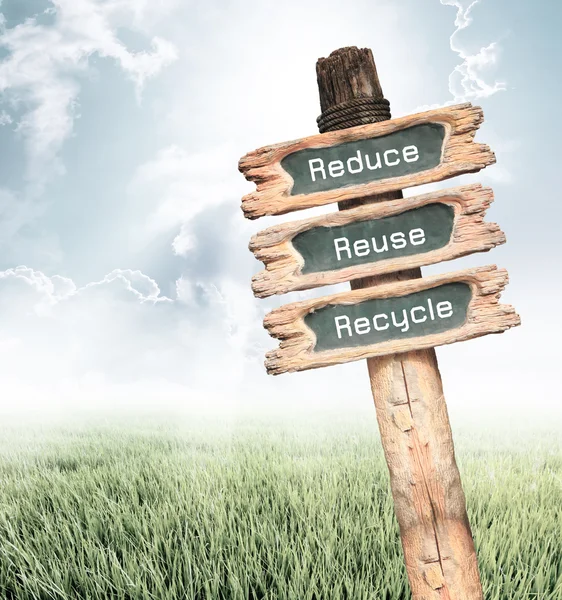 Señal de madera con conce ecología Reducir, Reutilizar y Reciclar Fotos de stock