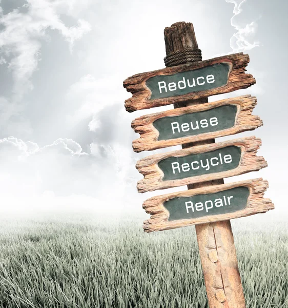 Signo de madera con Reducir, Reutilizar, Reciclar y Reparar y redactar e Imágenes de stock libres de derechos