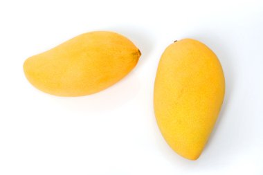 İki olgun altın Mango beyaz