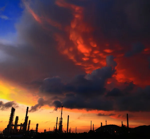 Petrokemiska anläggningar raffinaderiet med dramatisk himmel — Stockfoto