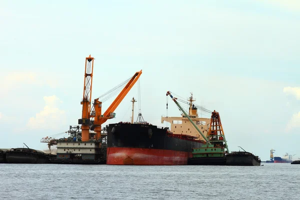 Nákladní loď s jeřáb pracuje v thajském zálivu. — Stock fotografie