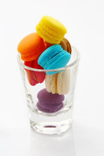 Macarrones coloridos franceses tradicionales en un vaso transparente — Foto de Stock