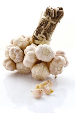 Beyaz, seçici odak izole taze organik sarımsak.