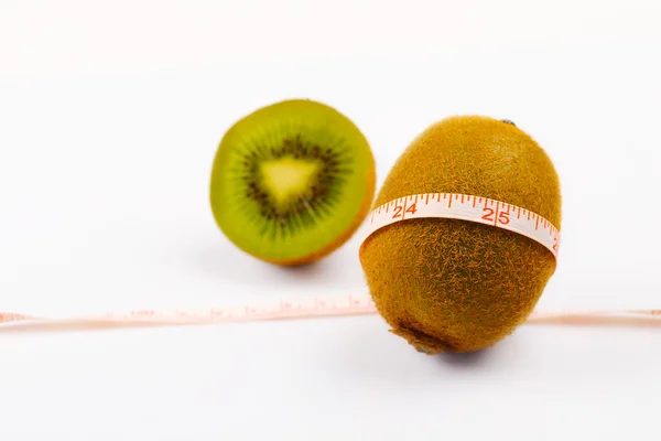 Kiwi envuelto con cinta métrica en blanco, estilos de vida saludables conc — Foto de Stock