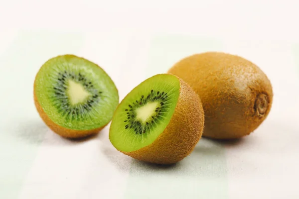 Frische Kiwi-Früchte auf weißem Hintergrund. — Stockfoto