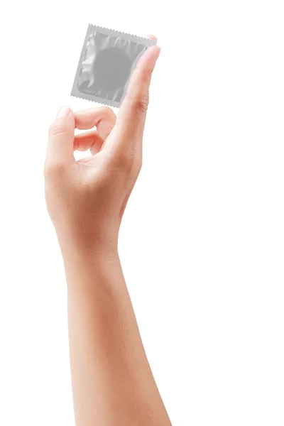 Condoom in vrouwelijke hand geïsoleerd op wit met uitknippad — Stockfoto