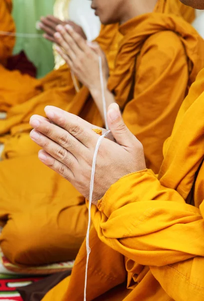 Bid van de monniken in Thais Boeddhistische ceremonie. — Stockfoto