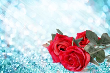 Mavi bokeh ve metin, valen için boş alan ile kırmızı gül buketi
