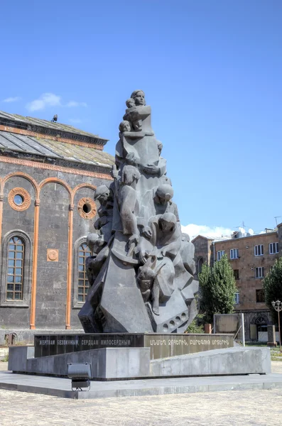 1988-ban, közel a Szent Megváltó templom Spitak földrengés áldozatainak emlékmű. Gyumri, Örményország — Stock Fotó