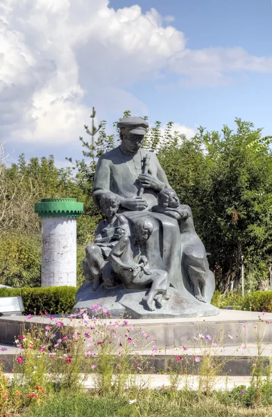 Monument till armenisk musiker spelar på en duduk. Gjumri, Armenien — Stockfoto