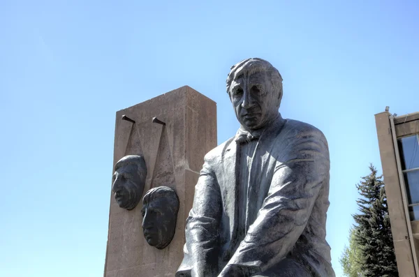 Monument av Frunzik Mkrtchyan. Gjumri, Armenien — Stockfoto