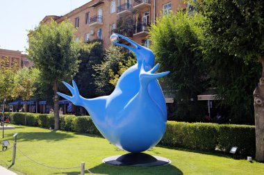 Kivi mutluluğun mavi kuş. Modern Heykel Sergisi. Büyük Cascade. Erivan, Ermenistan