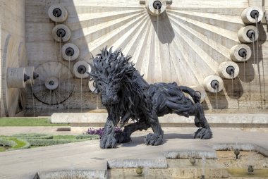 Otomobil lastikleri - bir şehir aslandan Cascade heykel. Yerevan, Ermenistan.