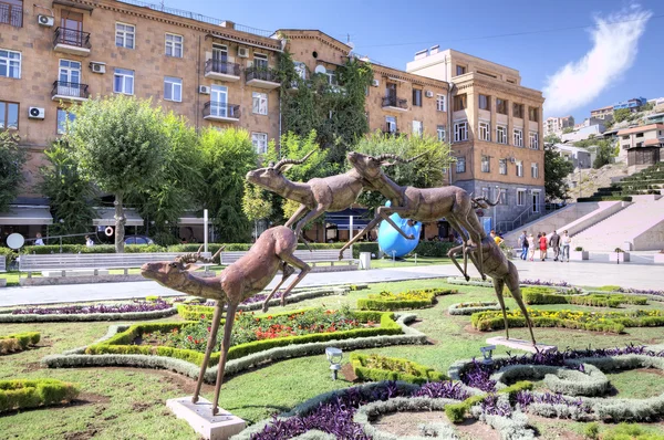 Запуск оленів. Виставку сучасної скульптури. Великий Каскад. Єреван, Вірменія — стокове фото