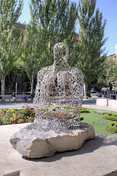 Людина з літерами. Виставку сучасної скульптури. Великий Каскад. Єреван, Вірменія — стокове фото