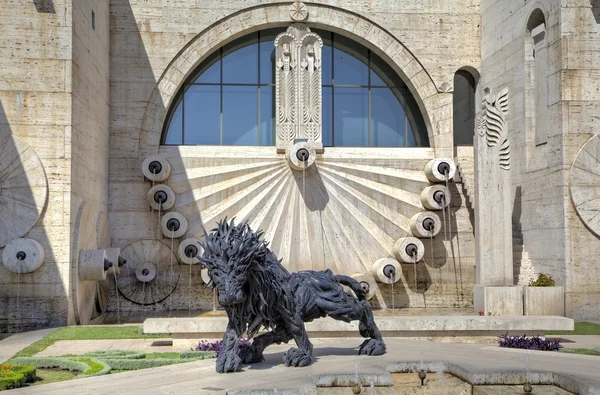 Löwe aus Autoreifen - eine Stadt-Skulptur auf der Kaskade. Armenien, Eriwan. — Stockfoto