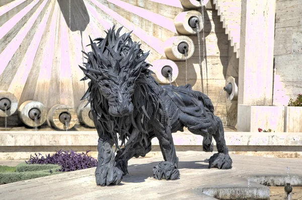 Lion from automobile tires - a city sculpture on the Cascade. Armenia, Yerevan. — Stock Photo, Image