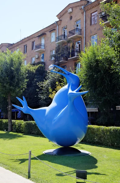 Uccello azzurro di felicità del Kiwi. Mostra di sculture moderne. Una grande cascata. Erevan, Armenia — Foto Stock