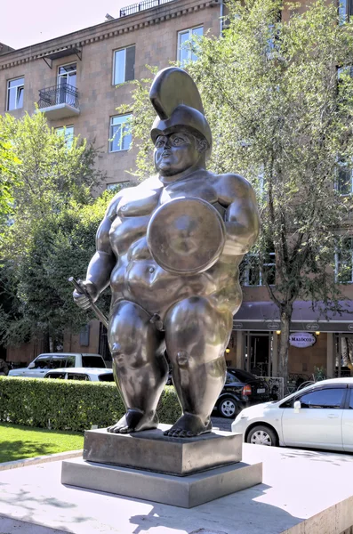 Escultura del famoso escultor colombiano Fernando Botero "El gladiador romano". Armenia, Ereván . —  Fotos de Stock