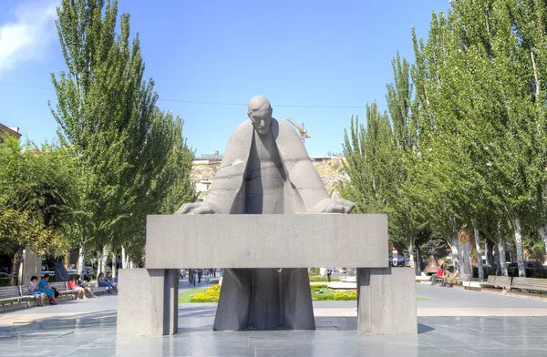 Skulptur av den framstående armenisk arkitekt Alexander Tamanyan böjd över ritningar. Jerevan, Armenien — Stockfoto