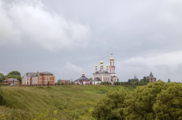 教会的圣天使长米迦勒教堂圣根据和帕维尔和圣亚历山大涅夫斯基大教堂。俄罗斯苏兹达尔，金色圆环. — 图库照片