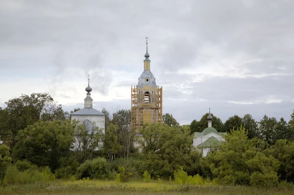Jalá de un signo (Znamenskaya) y la Iglesia de la Deposición de la Túnica (Rizopolozhenskaya) en un Mzhara. Suzdal, Anillo de Oro de Rusia . —  Fotos de Stock