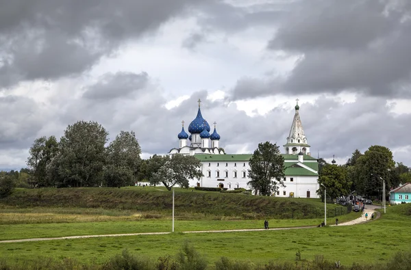 Uitzicht op de kathedraal van de geboorte van de Maagd, de klokkentoren en de St. Nicolaas kerk in het Kremlin Soezdal. Soezdal, Gouden Ring van Rusland. — Stockfoto