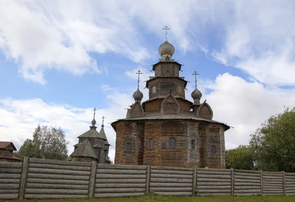 부활 (Voskresenskaya)의 교회 그리고 신성한 변형 (Preobrazenskaya) 교회. 목조 건축의 박물관입니다. Suzdal, 러시아의 황금 반지. — 스톡 사진