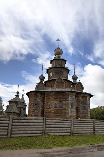 Kyrkan av uppståndelsen (Voskresenskaya) och heliga Transfiguration (Preobrazenskaya) kyrkan. Museum för träarkitektur. Suzdal, Golden Ring av Ryssland. — Stockfoto