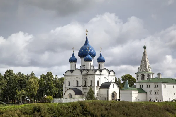 Pohled na Chrám Narození Panny Marie, zvonice a kostel v Suzdalu Kremlu. Suzdal, zlatý prsten Ruska. — Stock fotografie