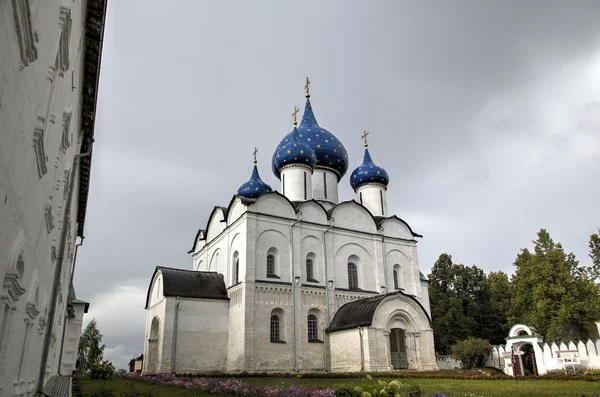 Pohled ze Suzdalu Kremlu: Katedrála Narození Panny Marie. Suzdal, zlatý prsten Ruska. — Stock fotografie