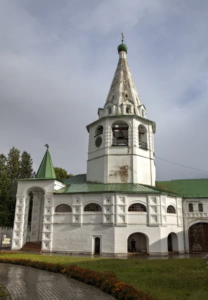 Blick auf suzdal kremlin: Kathedrale der Geburt der Jungfrau, Glockenturm. suzdal, goldener Ring Russlands. — Stockfoto