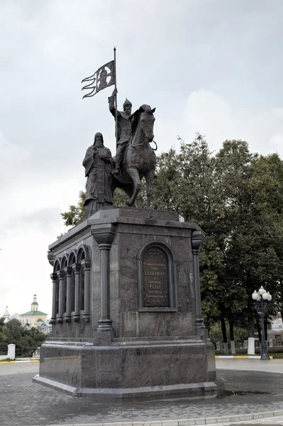 Monument till princen Vladimir lika till apostlarna och med prelaten Fedor. Vladimir, Golden Ring Ryssland. — Stockfoto